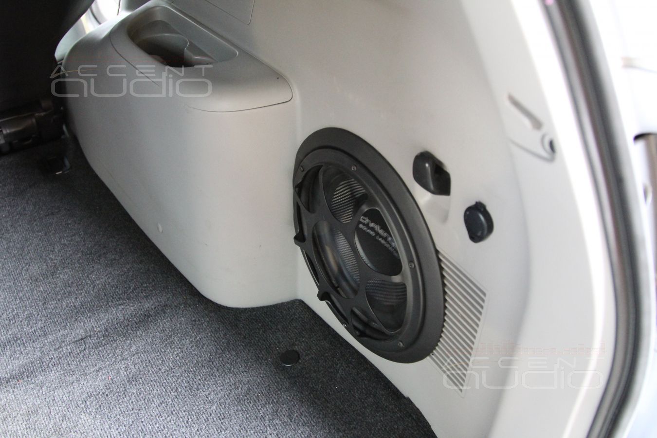 Сабвуфер, встроенный в крыло Mitsubishi Pajero Sport 2013