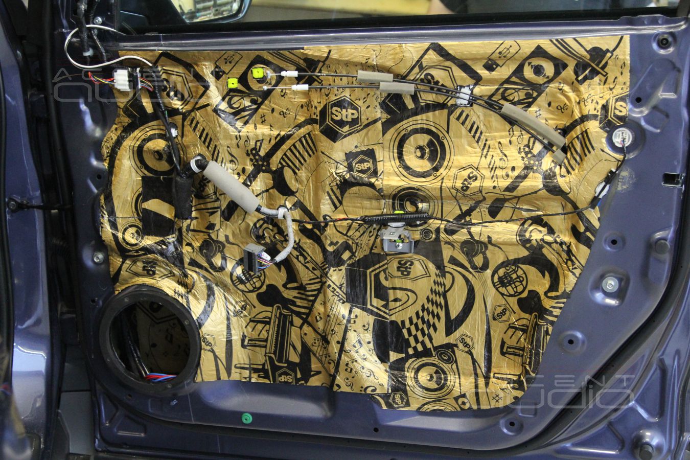 Установка акустики – мидбасы Audison