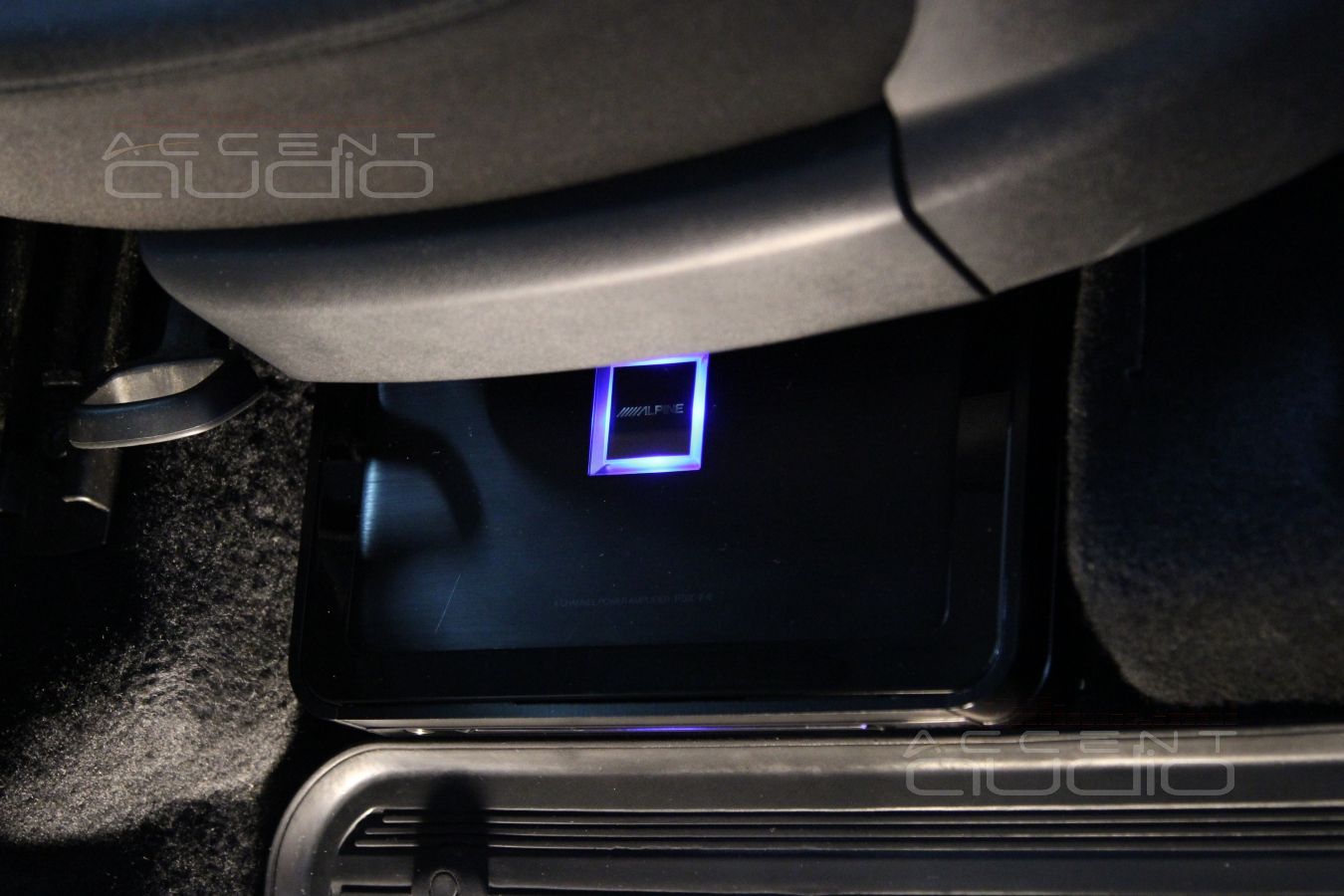 Усилитель Alpine PDX F4 в в Skoda Octavia 5