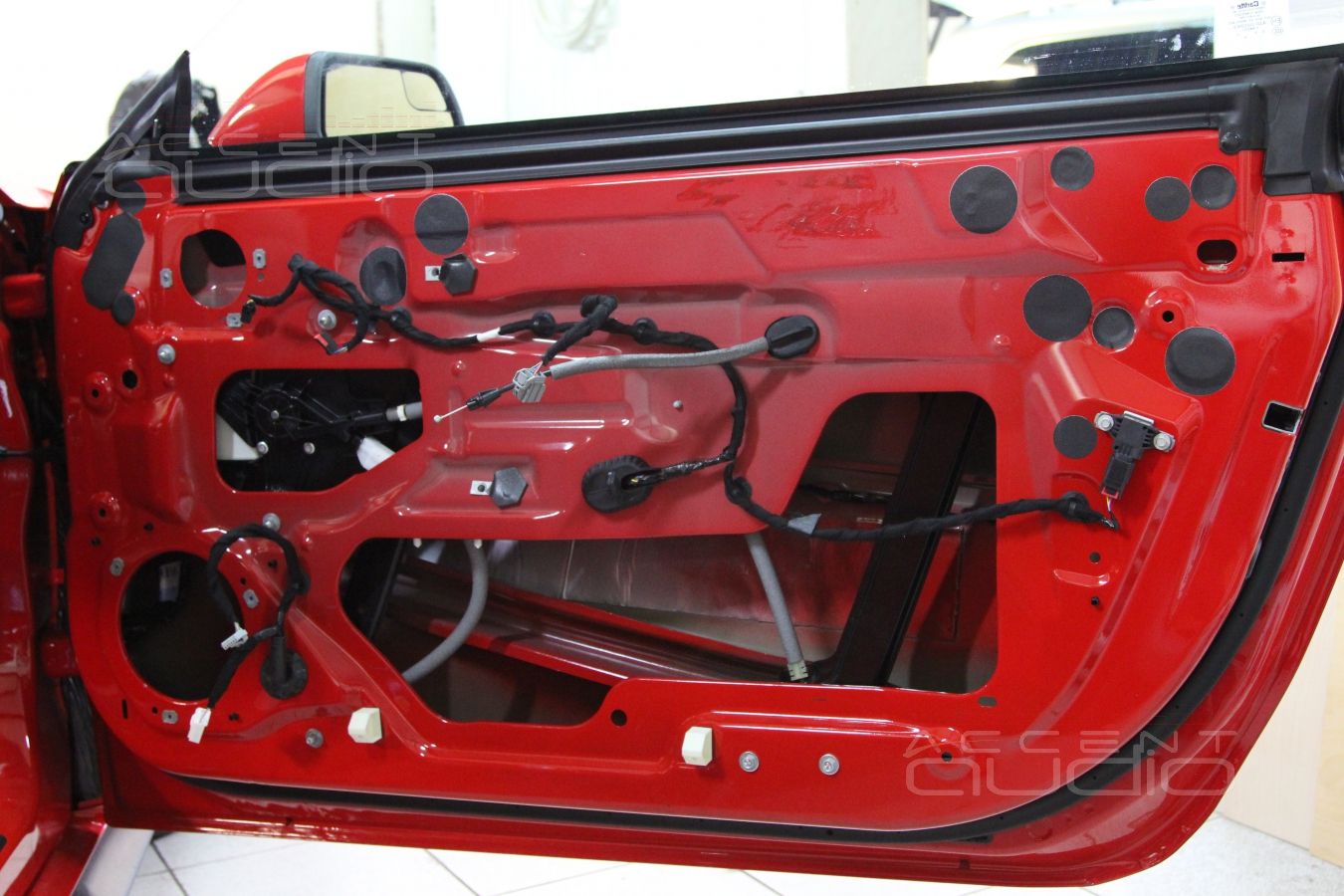 Процесс установки новой акустической системы Ford Mustang