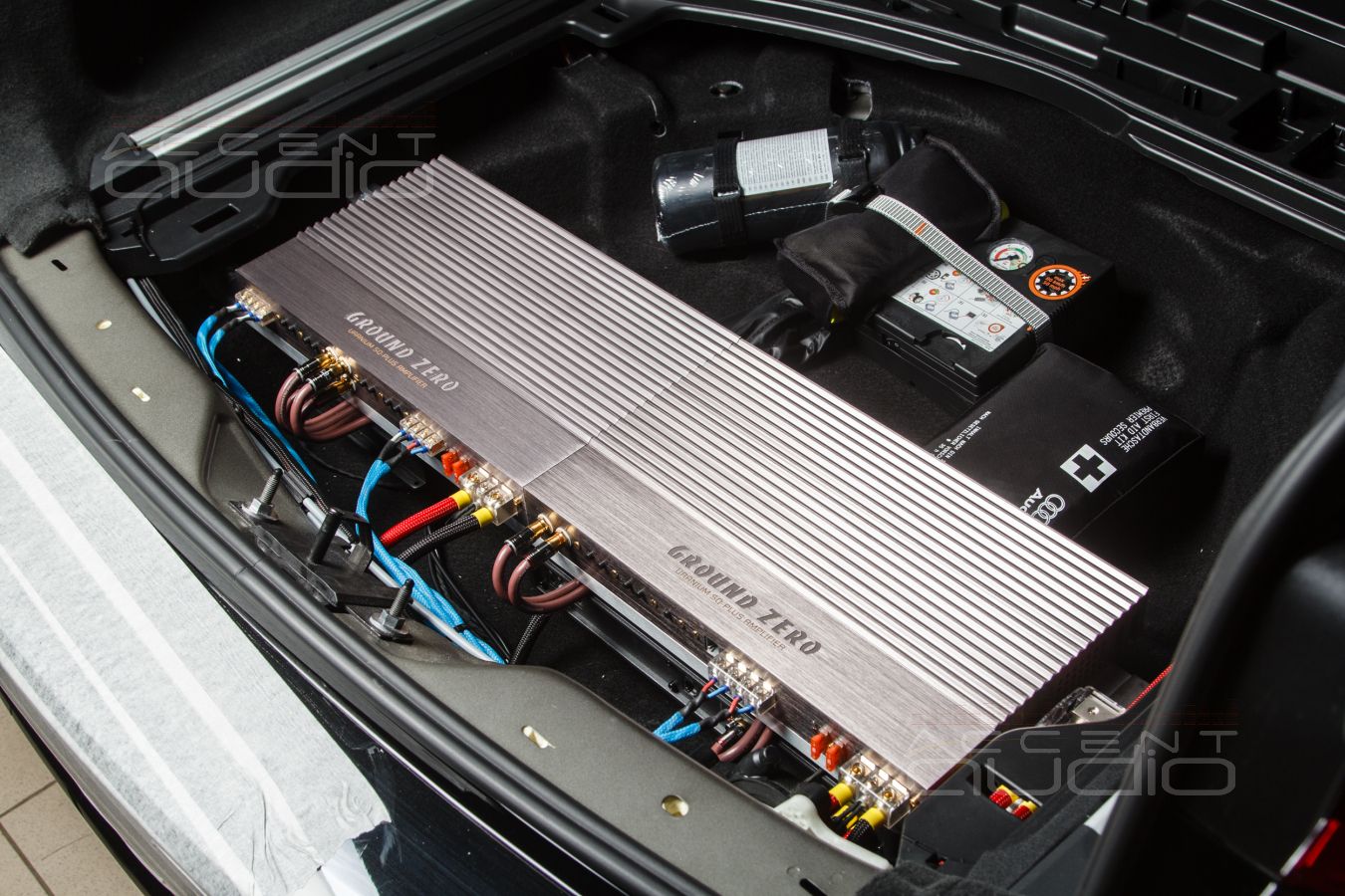 Установка усилителей Ground Zero, JLAudio и аудиопроцессора Helix с полной интеграцией в RS6 !