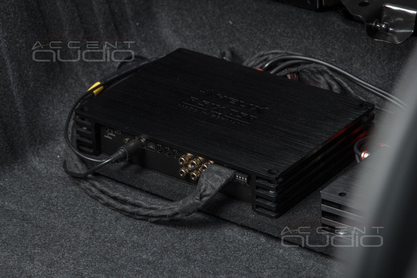 Усилители Helix PSix и MOneX в новом BMW X6 – удобный монтаж