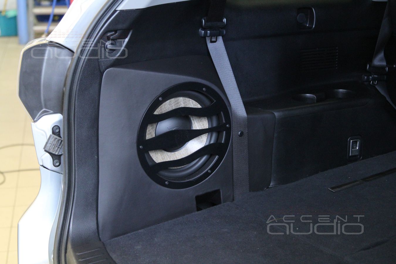 Сабвуфер-стелс в Toyota Highlander