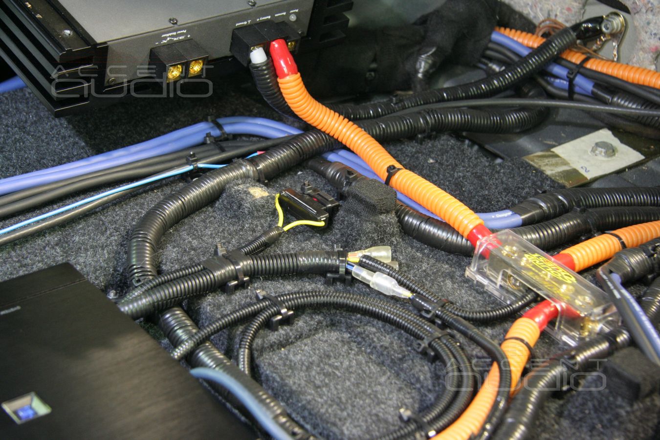 Прокладка силовой и акустической проводки, коммутация