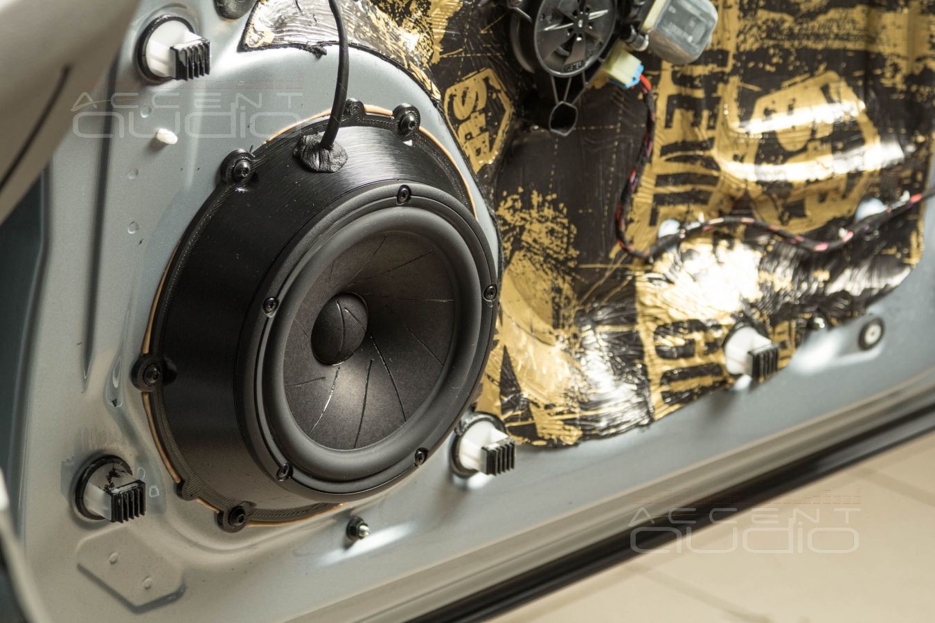 Монтаж знаменитых ScanSpeak Revelator 18W  в  Porsche Macan