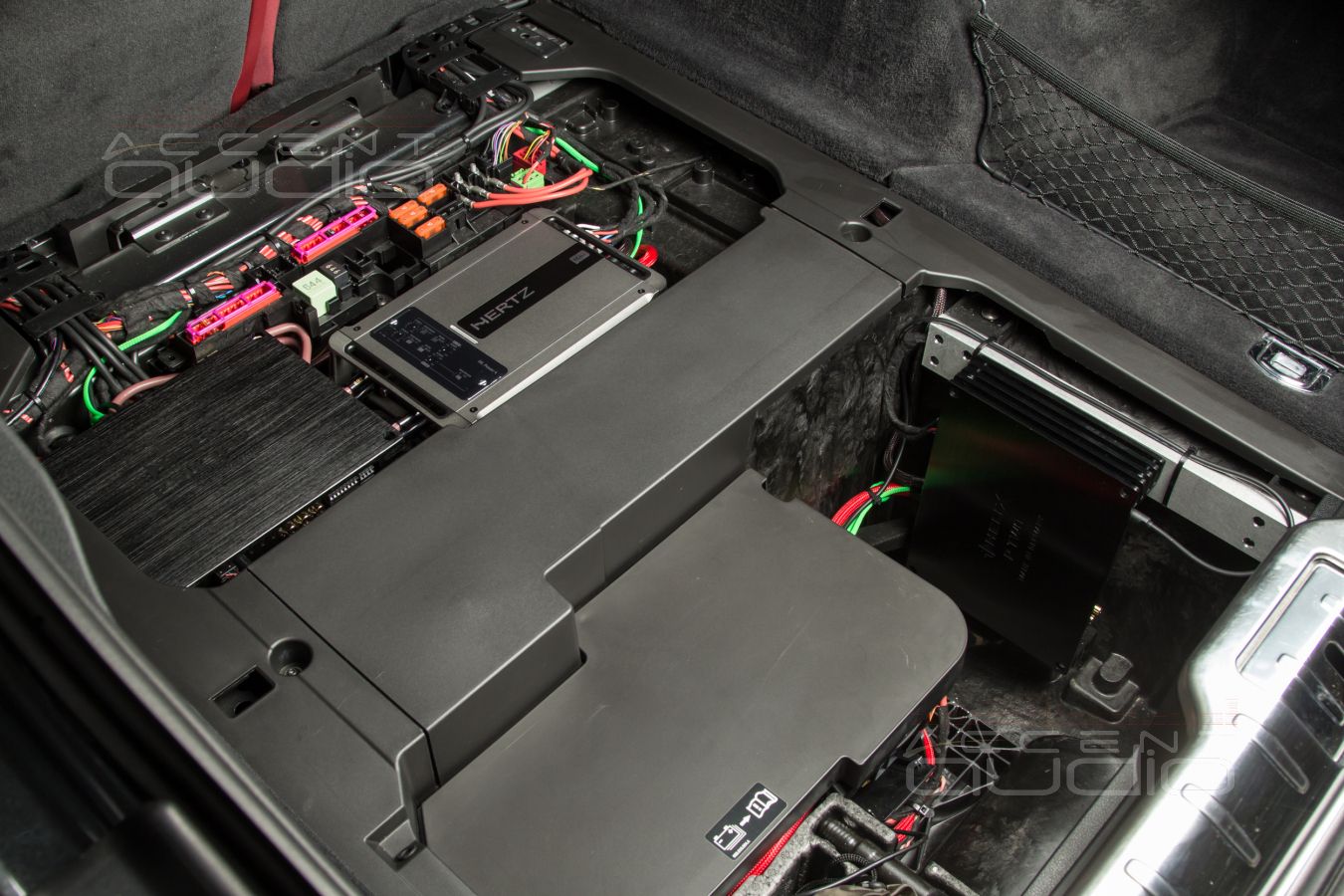 Усилители Helix PSix Ultimate и Hertz ML Power 4 в Porsche Panamera – штатно !