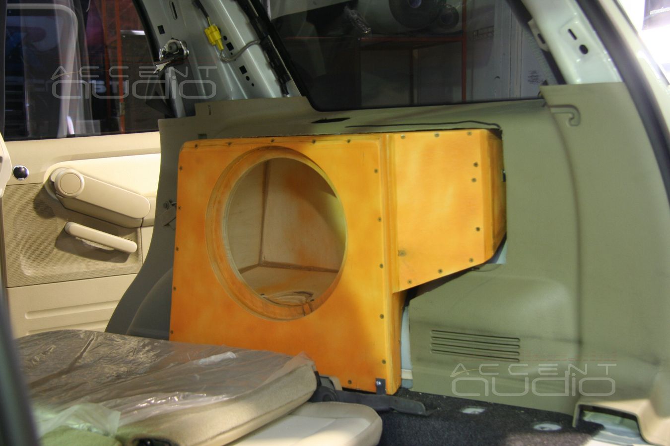 Установка усилителя и сабвуфера в старый Explorer