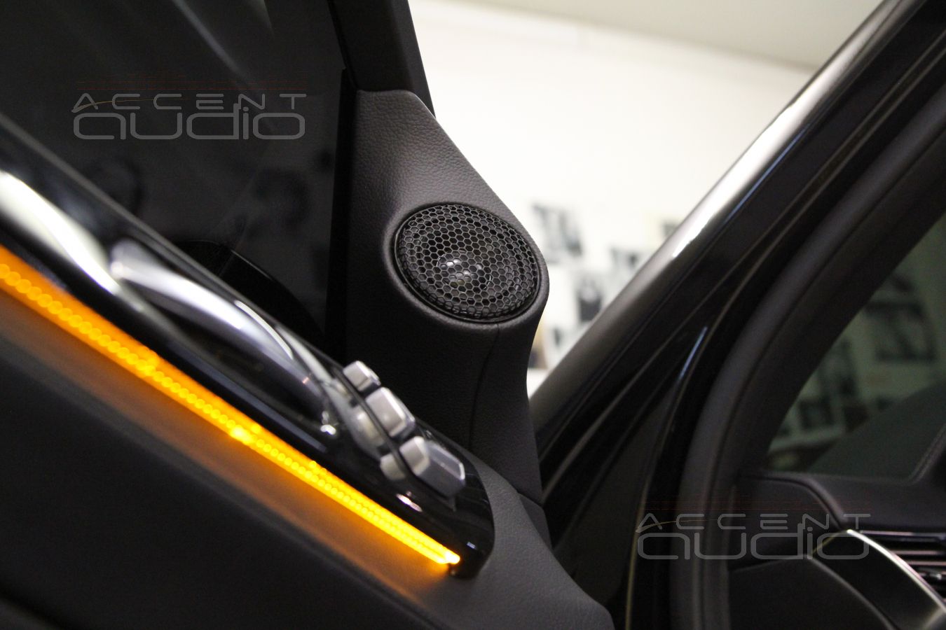 Широкополосный твитер или СЧ-ВЧ излучатель Ground Zero 60SQX в штатных местах Mercedes-Benz GLS