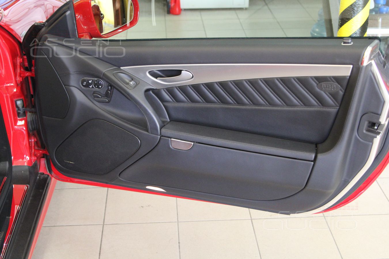 Красный Mercedes-Benz SL350