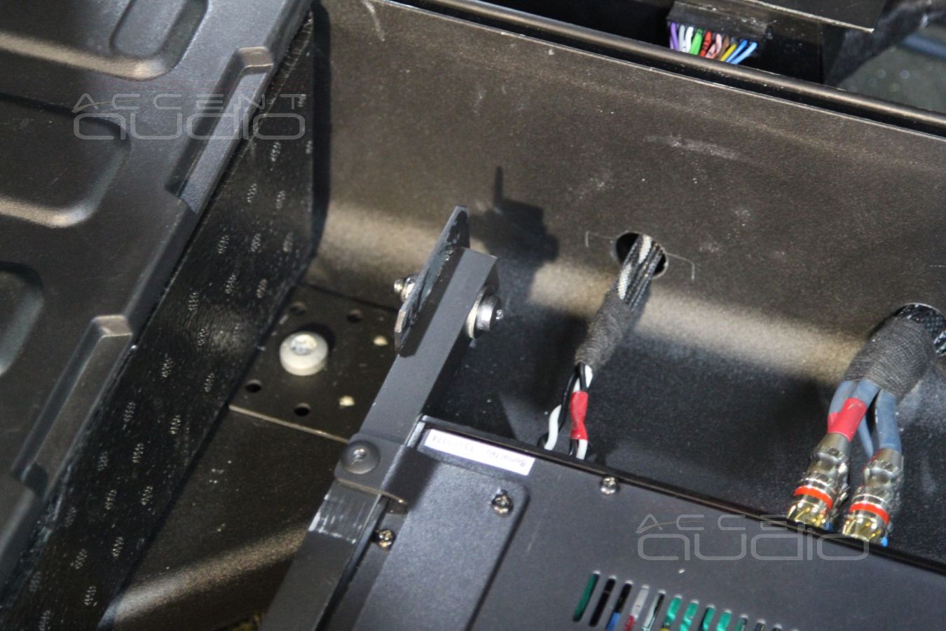 Установка аудиопроцессора Audison и пятиканального усилителя в Mercedes GLK 2014