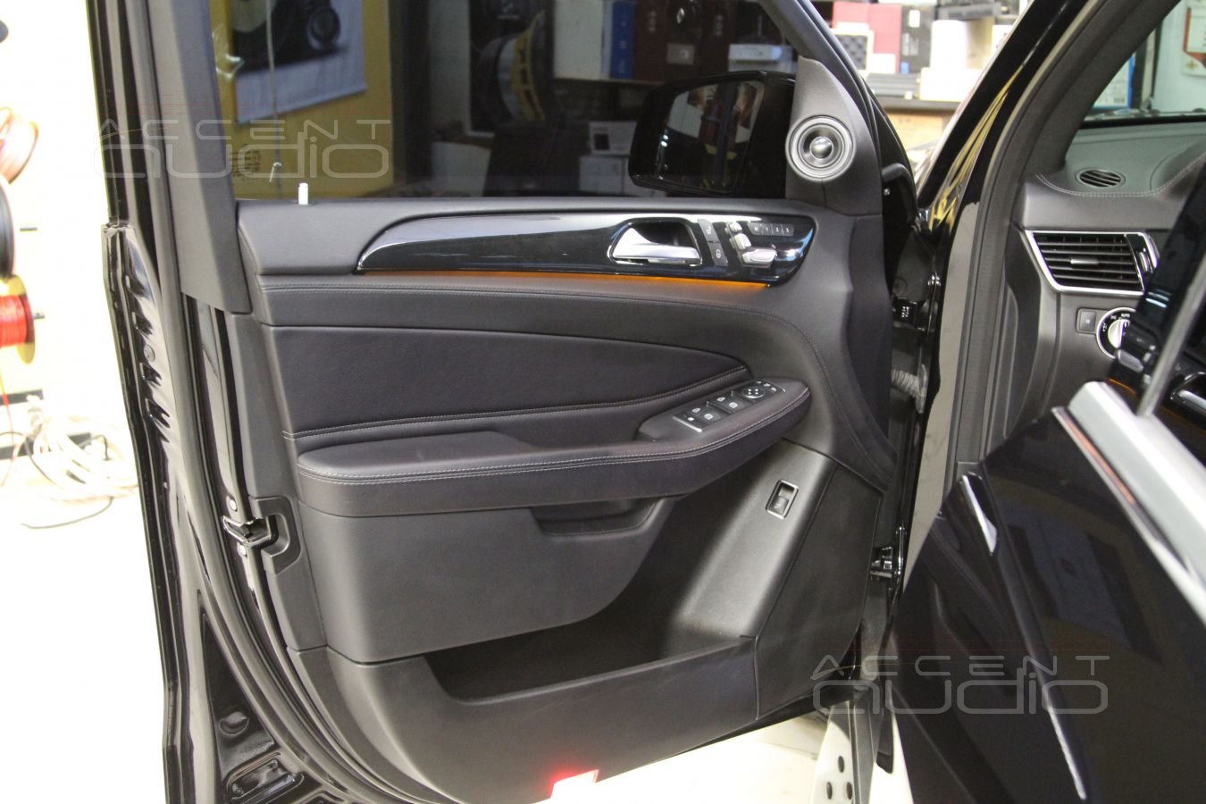 Широкополосный твитер или СЧ-ВЧ излучатель Ground Zero 60SQX в штатных местах Mercedes-Benz GLS