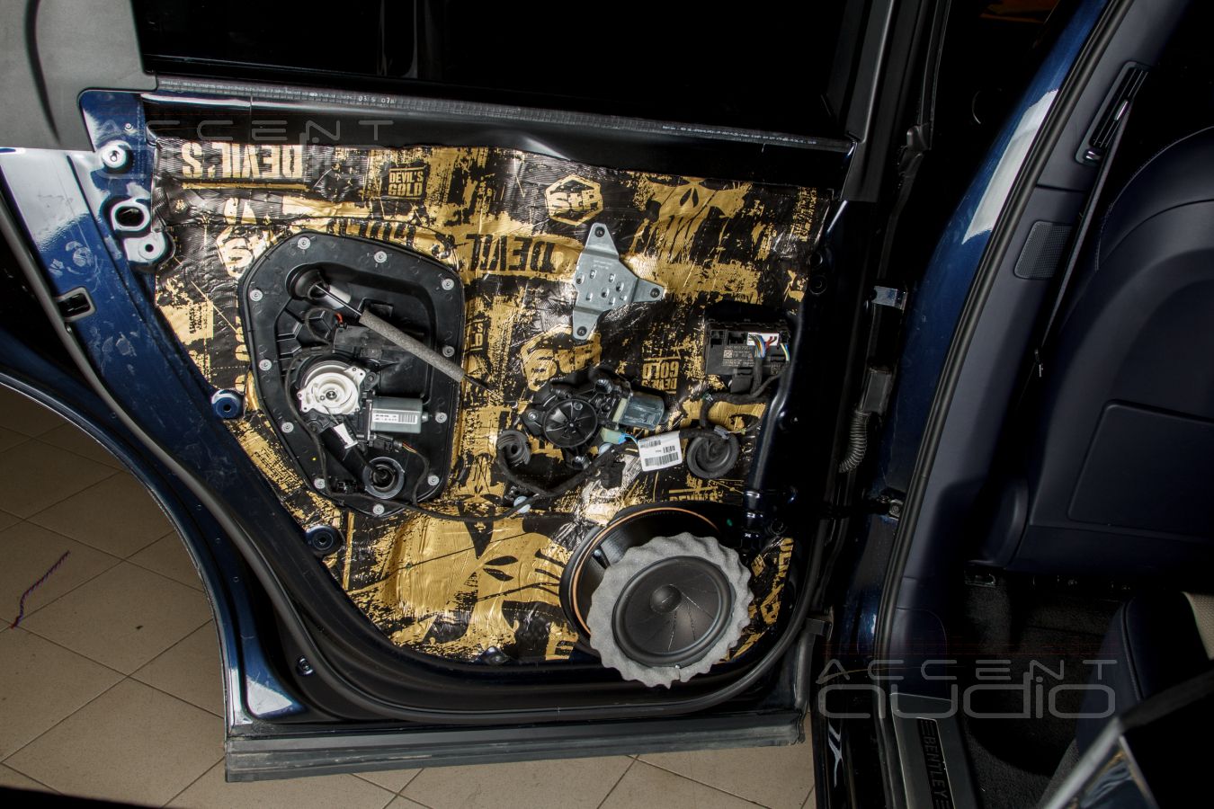 Великолепная бумага из Дании: ScanSpeak 18W/4531G01 в дверях Bentley Bentayga