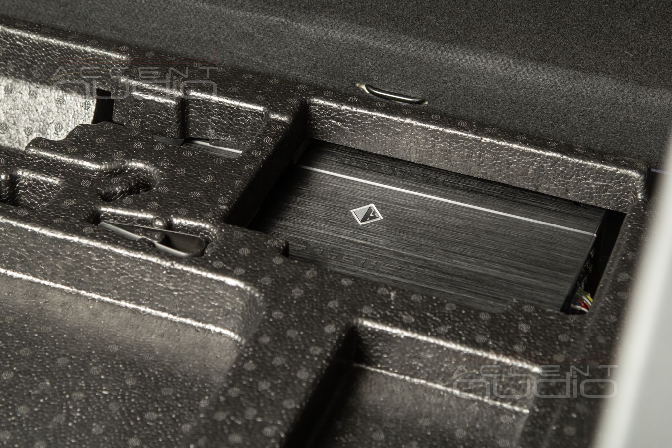 Монтаж усилителей Helix в Hongqi HS3 полностью скрыто