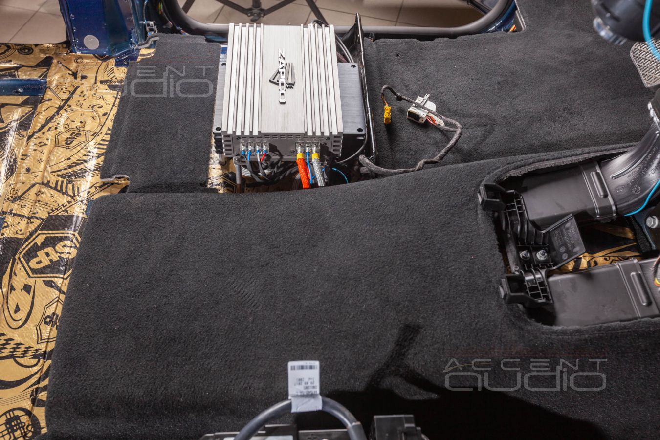 Установка усилителей Helix и Zapco в микроавтобус Mercedes-Benz Vito W447