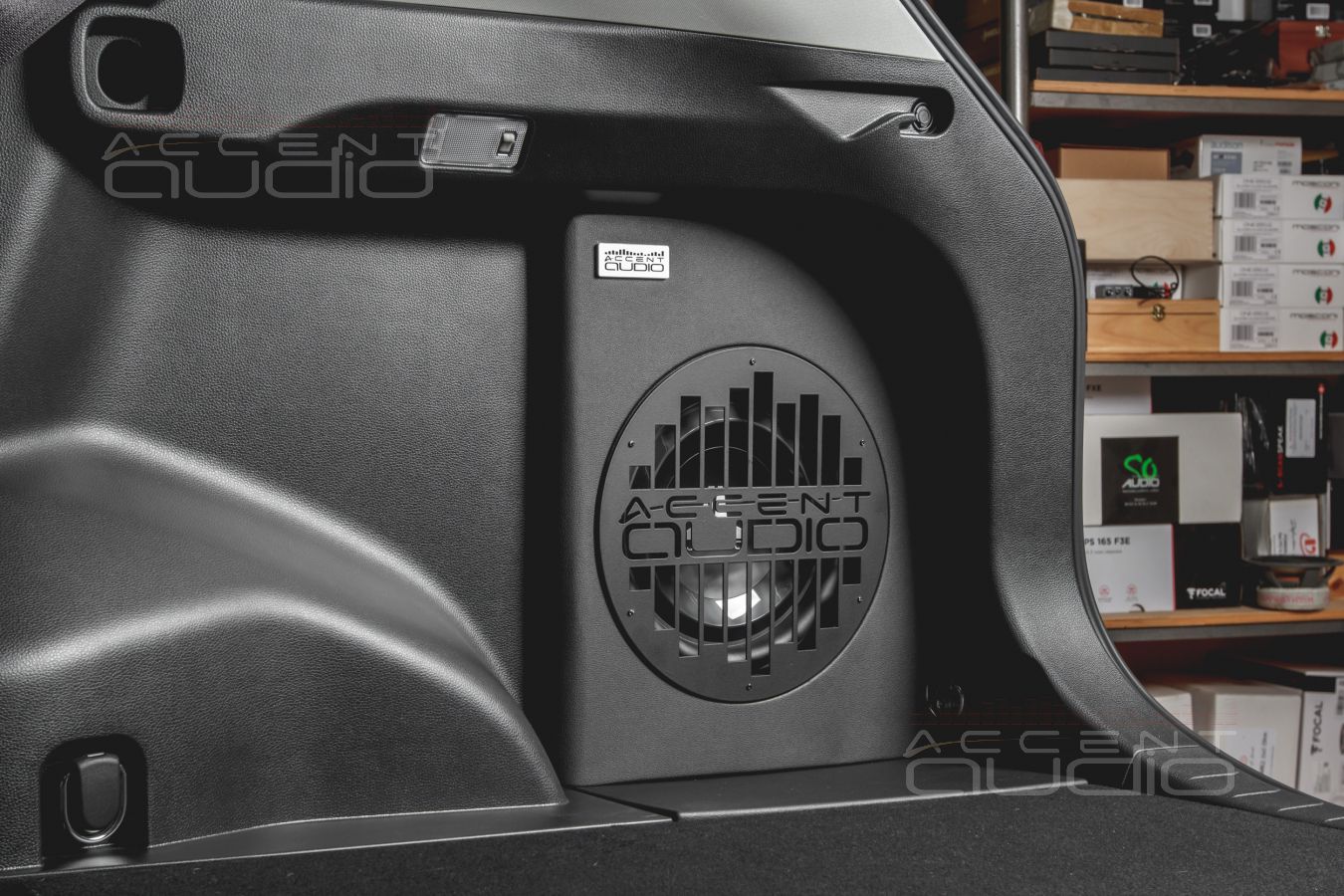 Сабвуфер-стелс для Toyota RAV4 – единственно возможное решение