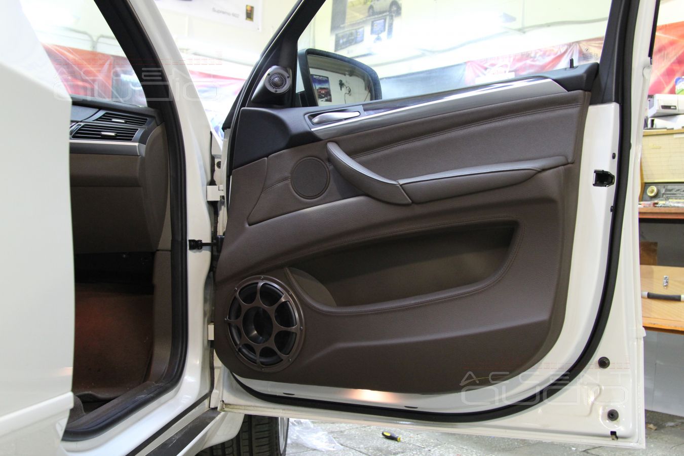 Установка мидбасов Morel в двери BMW X5