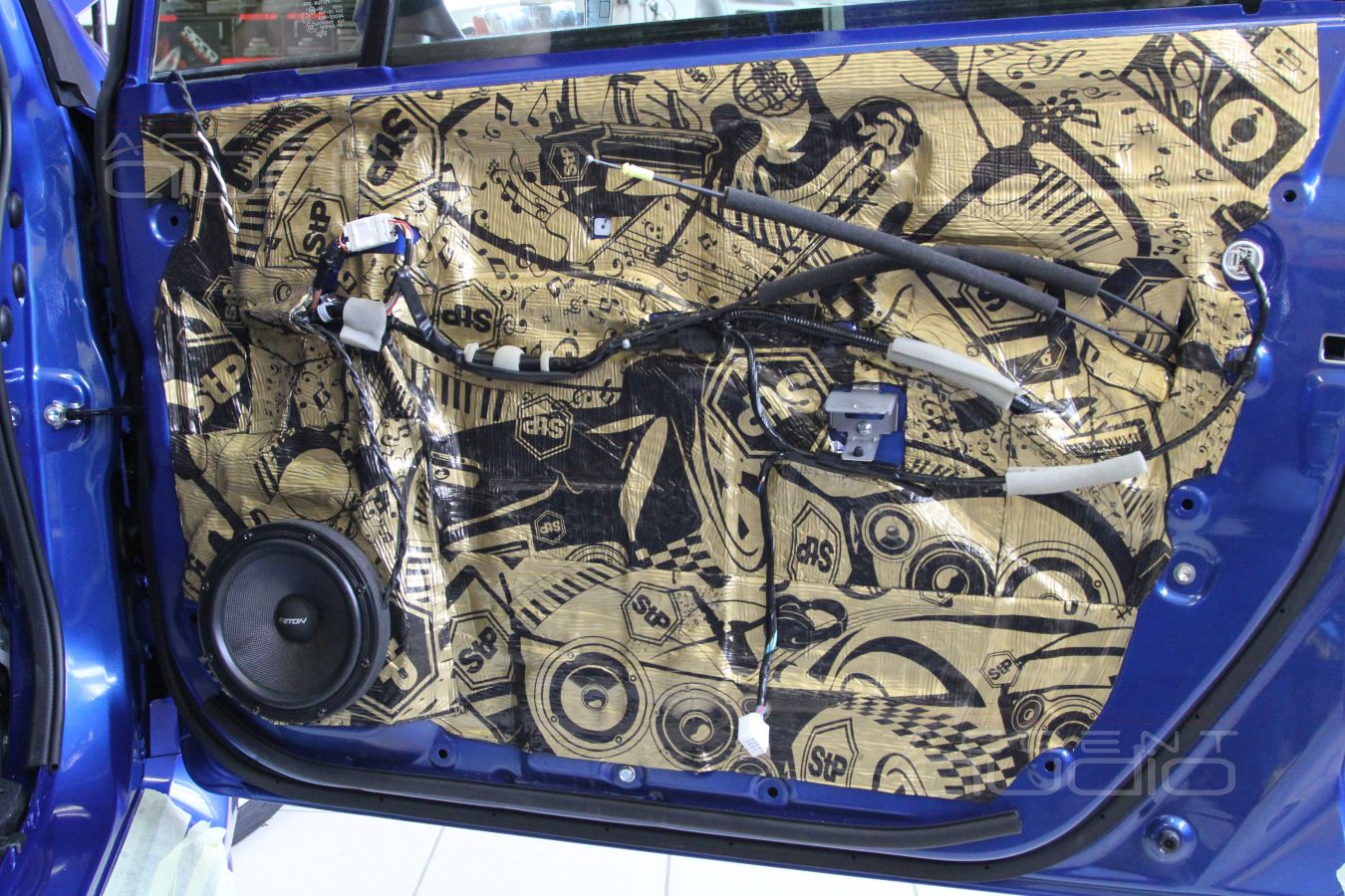 Великолепный Eton RSR в обыкновенных дверях Subaru