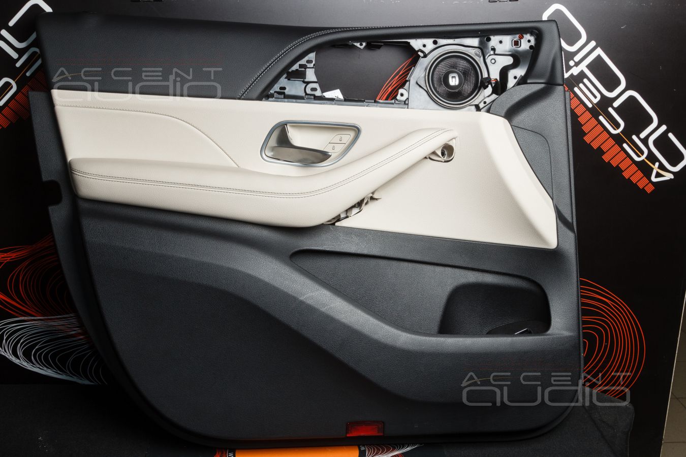 Монтаж акустики Gladen ONE 200.3MB в штатные места MB GLE