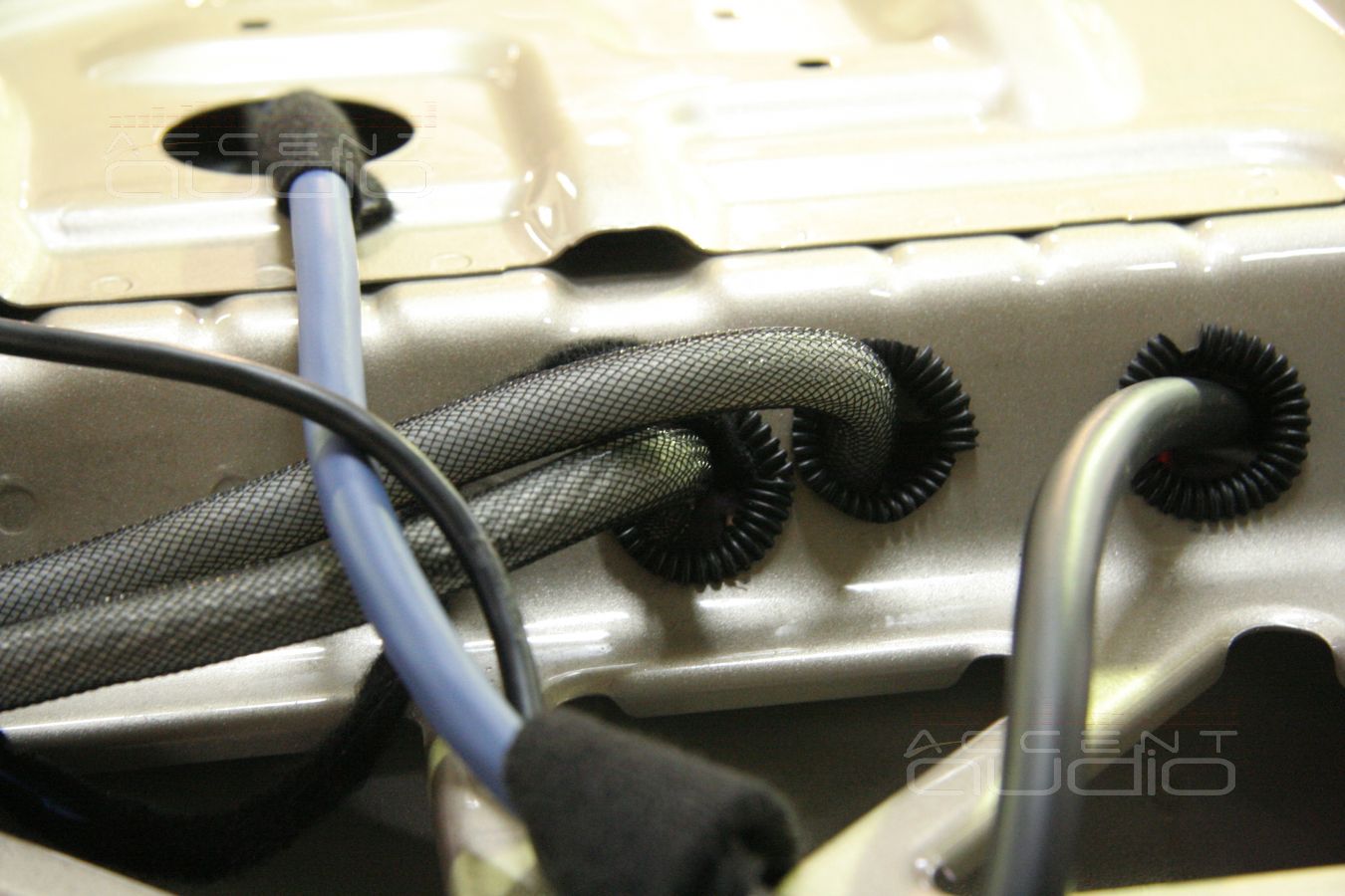 Прокладка силовой и акустической проводки