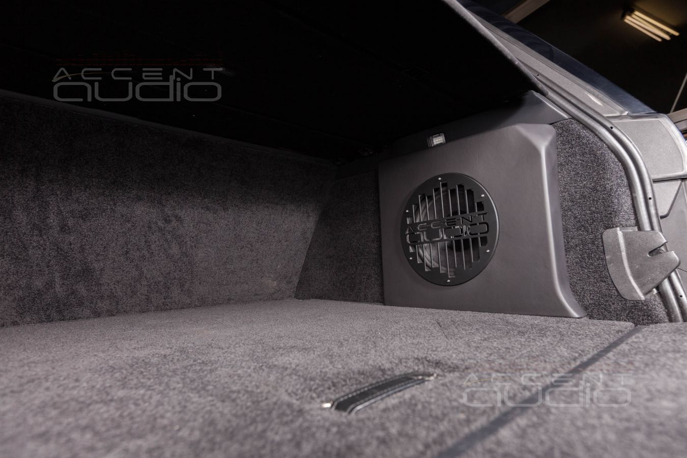 Сабвуфер-стелс c динамиком Dego 10 специально для Range Rover Vogue