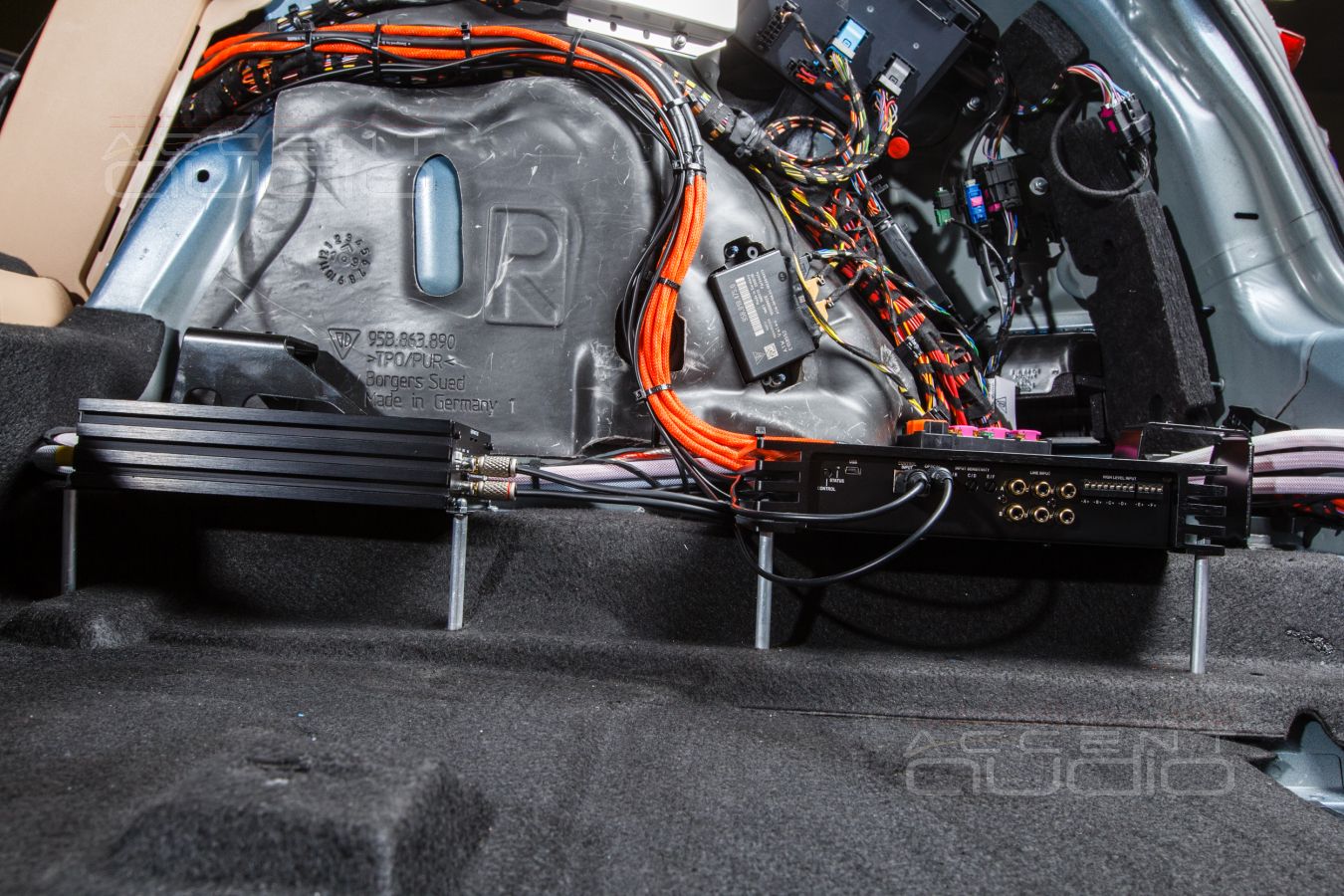 Интеграция усилителей Helix и Ground Zero в Porsche Macan