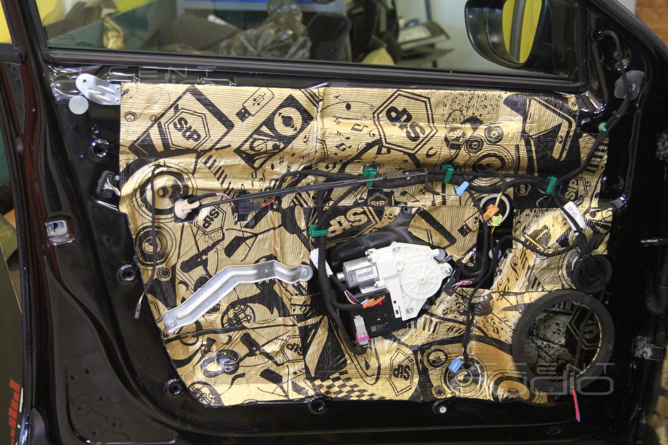 Установка акустики: мидбасы Focal Flax и аудиоподготовка дверей