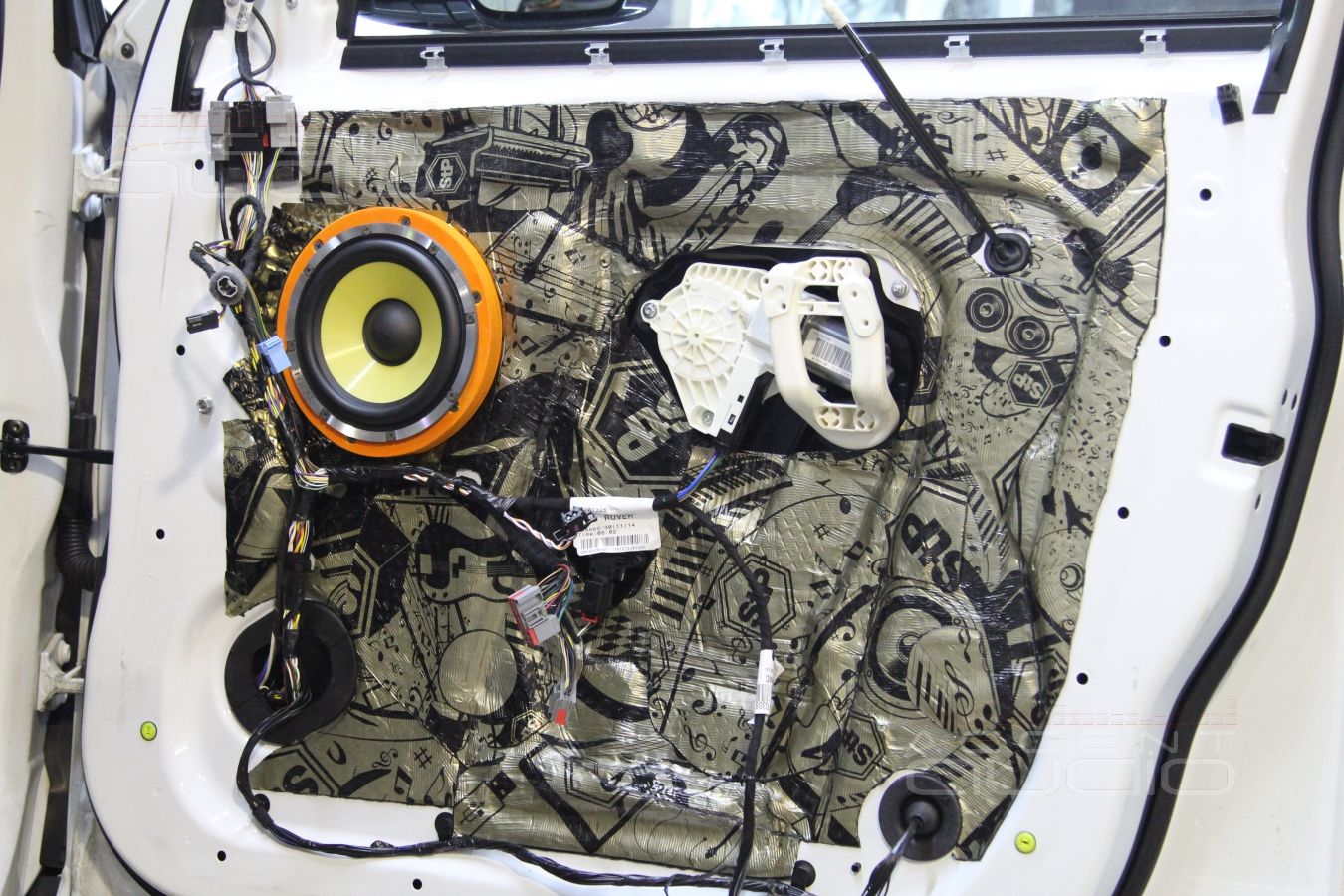 Установка акустики в Range Rover Discovery: мидбас Focal KRX