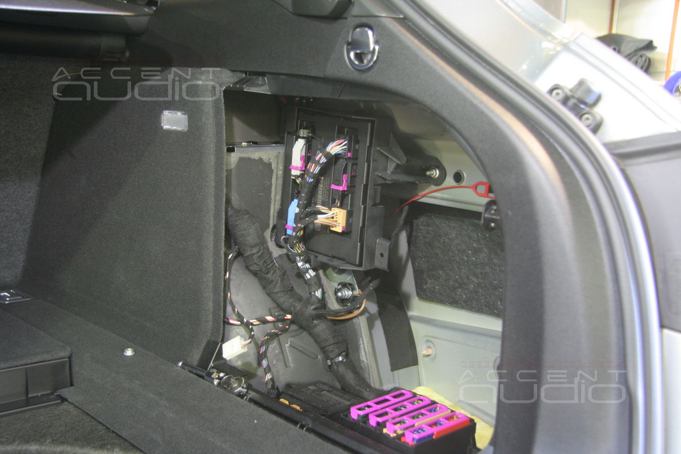 Скрытая установка усилителей в Audi 2011