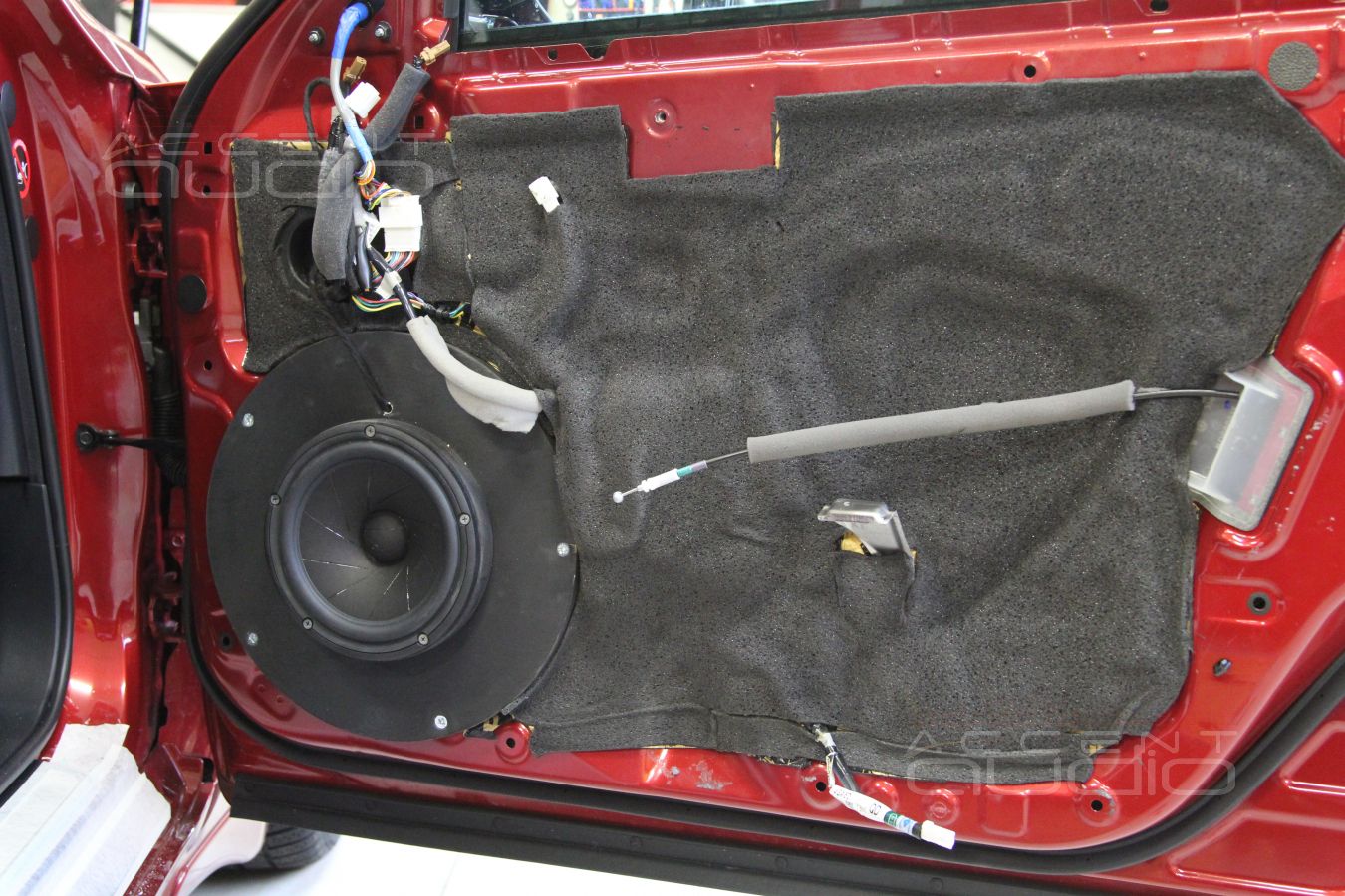 Установка мидбасовых динамиков ScanSpeak Revelator 18W/4531G00 в двери Infiniti Q50