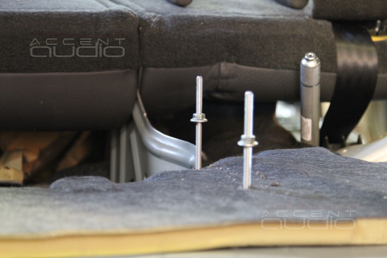 Установка усилителя и аудиопроцессора в Volvo XC70