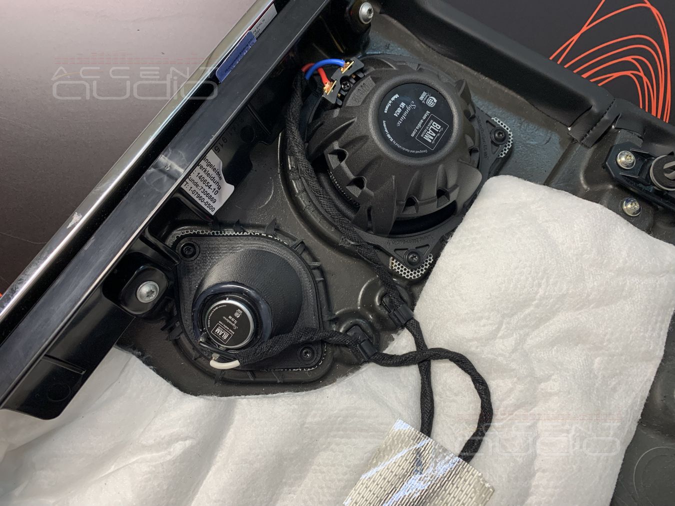 Все по штату: твитеры SOAudio и среднечастотники BLAM в штатных местах Rolls Royce Wraith