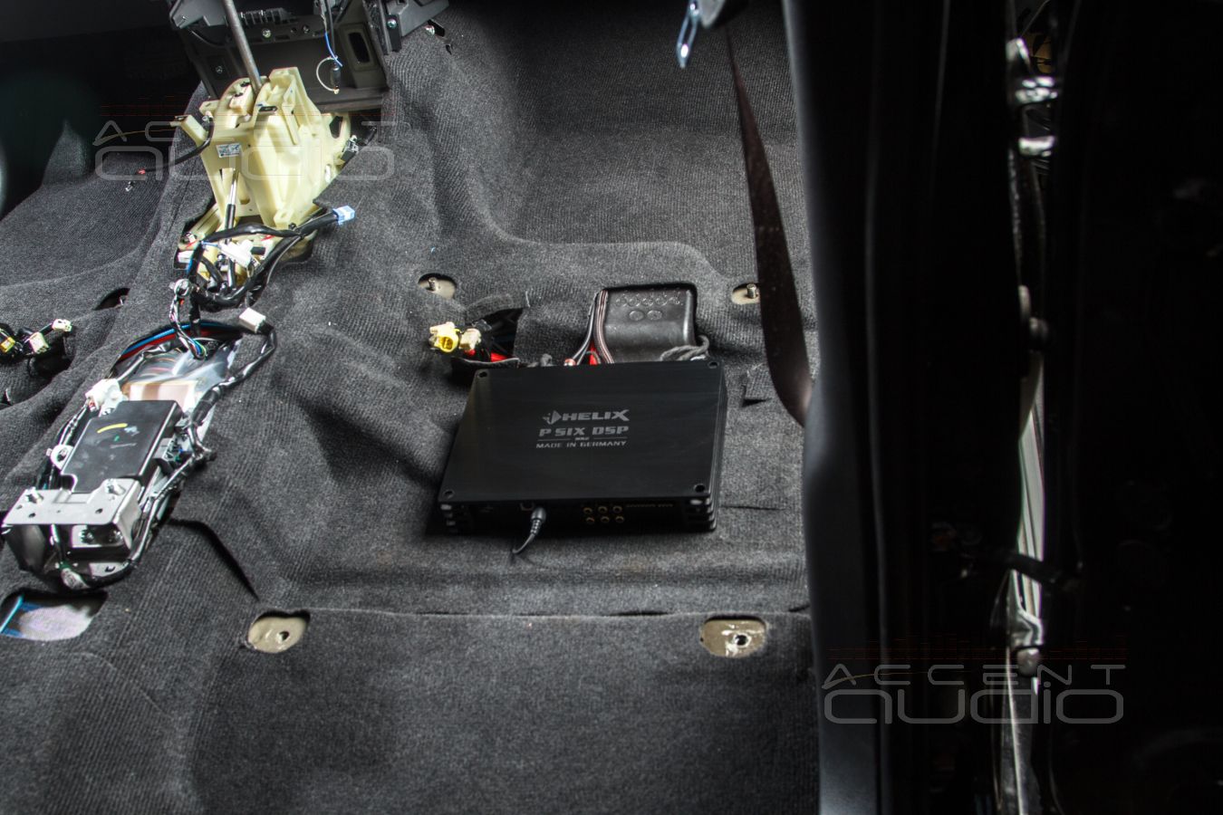 Скрытый монтаж усилителей Helix и Mosconi в Mitsubishi Pajero Sport