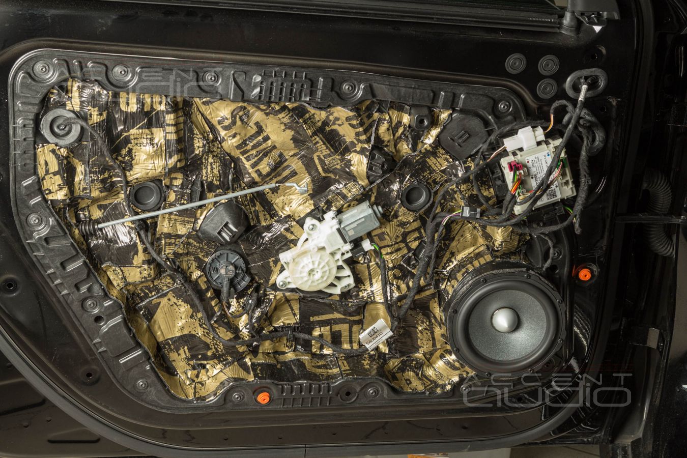 Правильная установка мидбасовых Helix Ci5 W165FM-S3 в Mercedes-Benz A 45