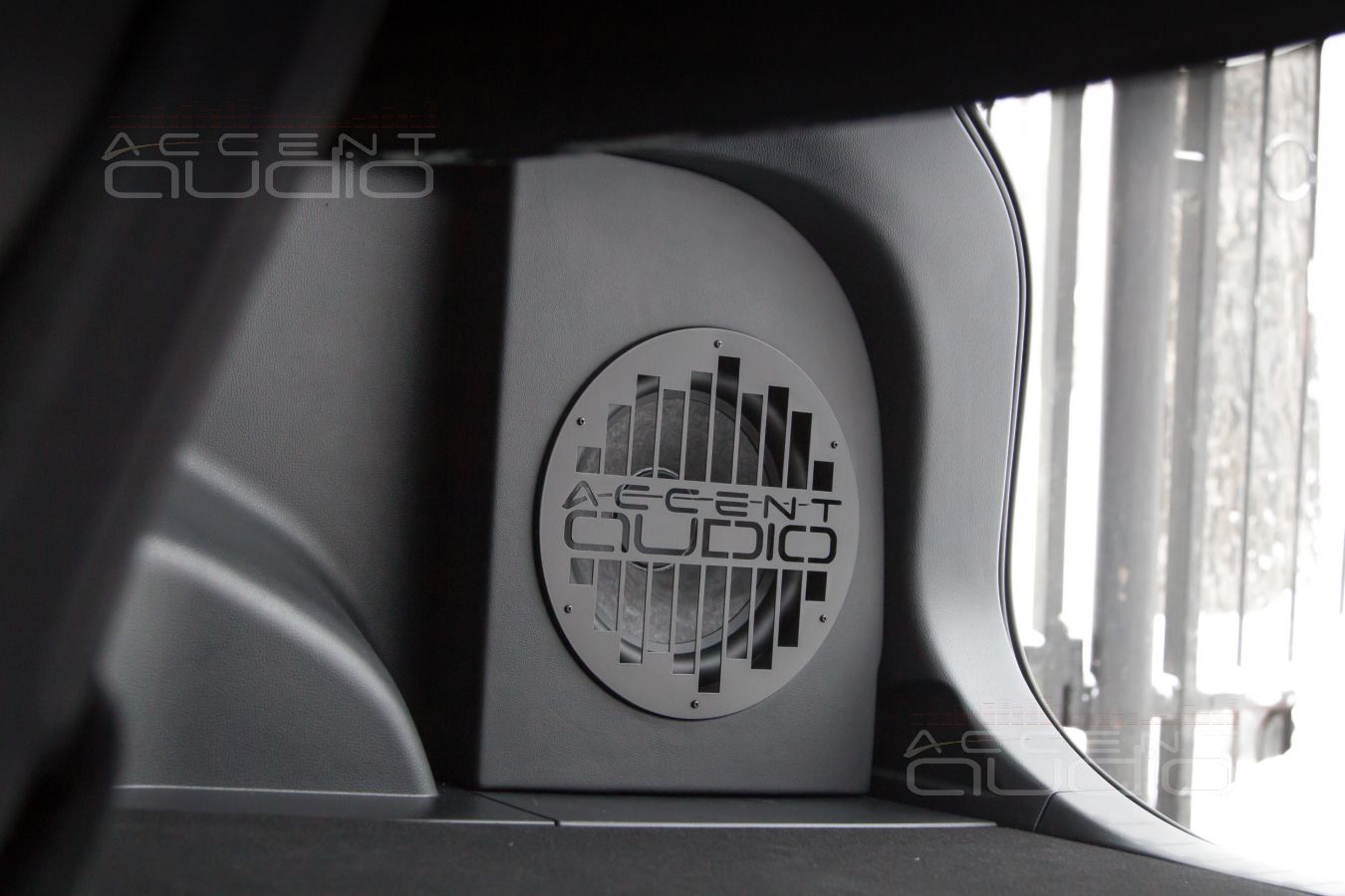 Полная интеграция сабвуфера: новый Eton Graphit 10 в Toyota Rav4