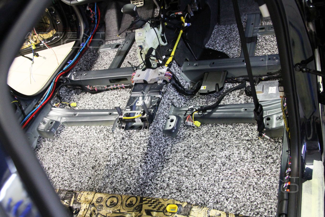 Шумоизоляция пола и задних дверей Kia Optima