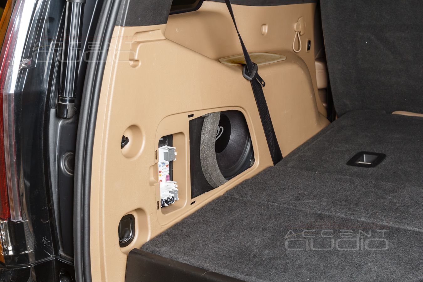 Действительно сложно, действительно сабвуфер, действительно полная интеграция: Dego в Escalade