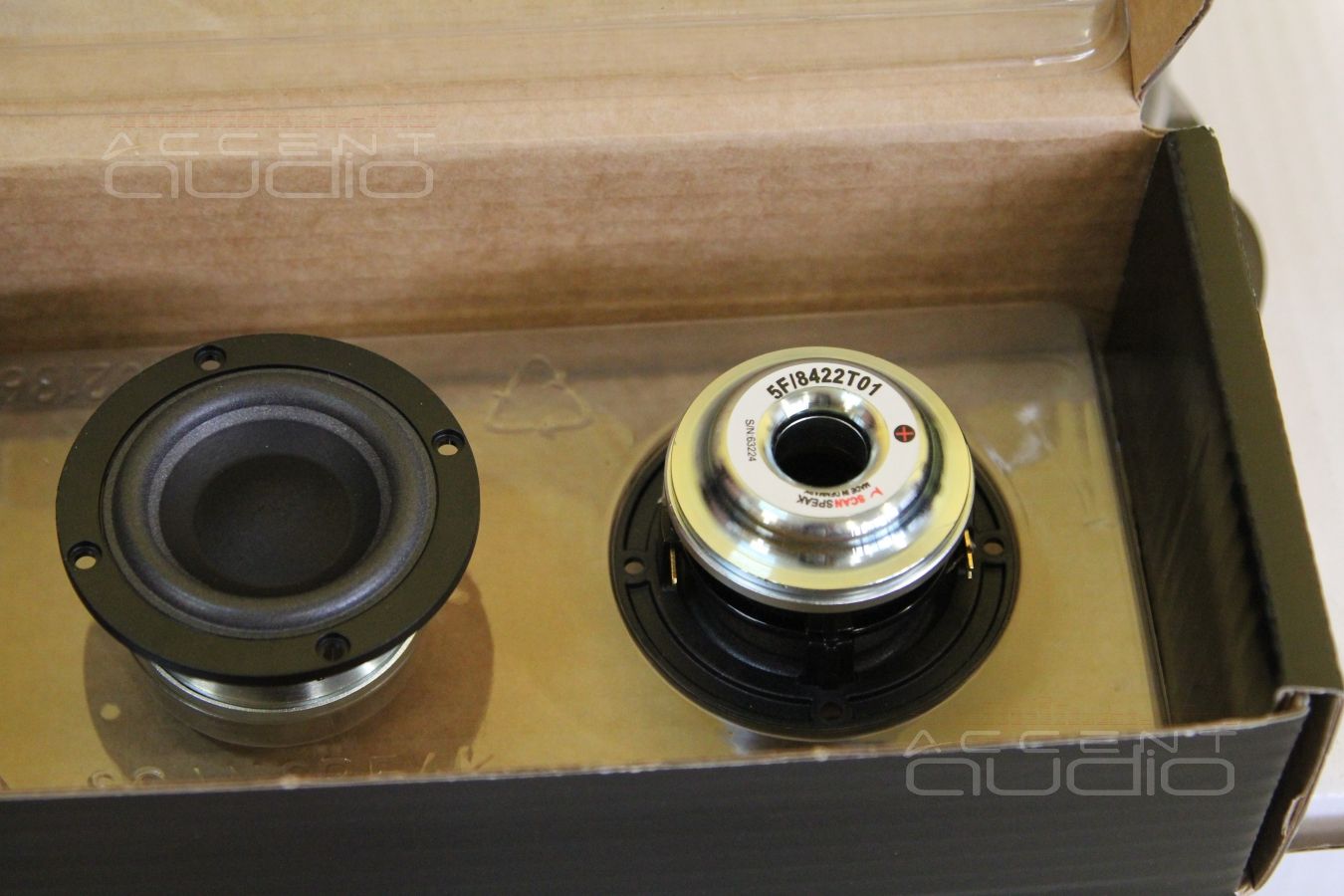 Новая акустика в Porshe Macan - среднечастотные излучатели ScanSpeak