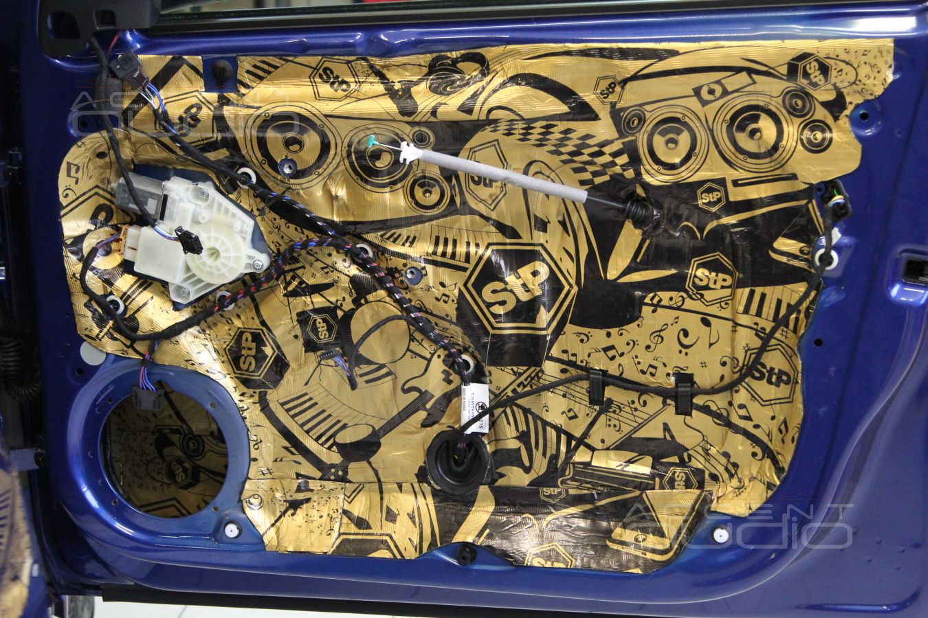 Установка акустики и шумоизоляция дверей Skoda Rapid