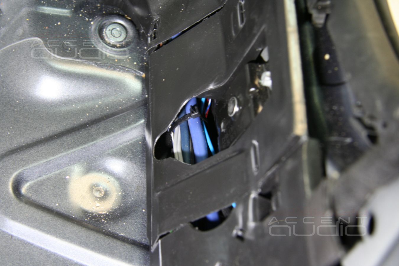 Прокладка силовой и акустической проводки, коммутация