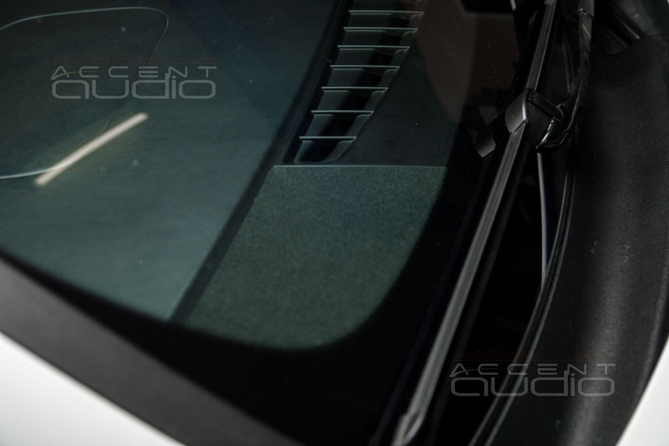 Сложное решение важной задачи: установка среднечастотных динамиков Brax в Porsche Cayenne