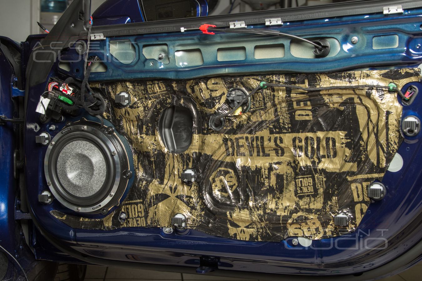 Аудиофильские миды Focal 8WM Woofer Utopia Be M в дверях Porsche Carrera 911 S