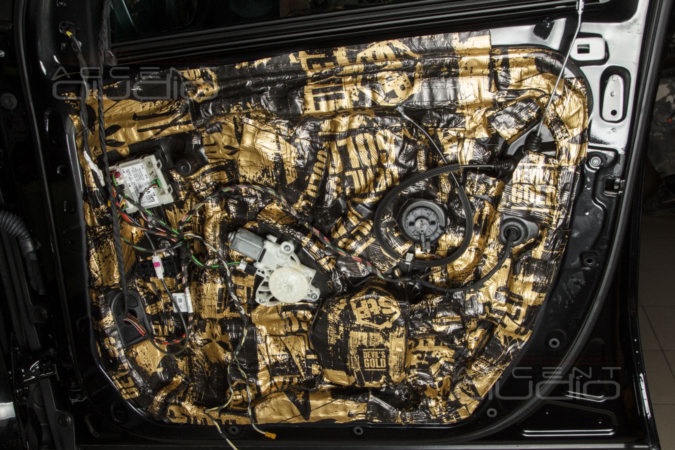 Штатная, скрытая установка среднечастотных динамиков Blam и AMP в Mercedes GLE