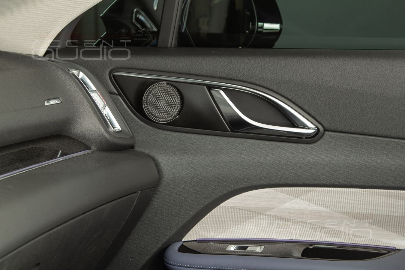 Решение: широкая полоса от Eton PRW 50 в штатных местах Hongqi HS3