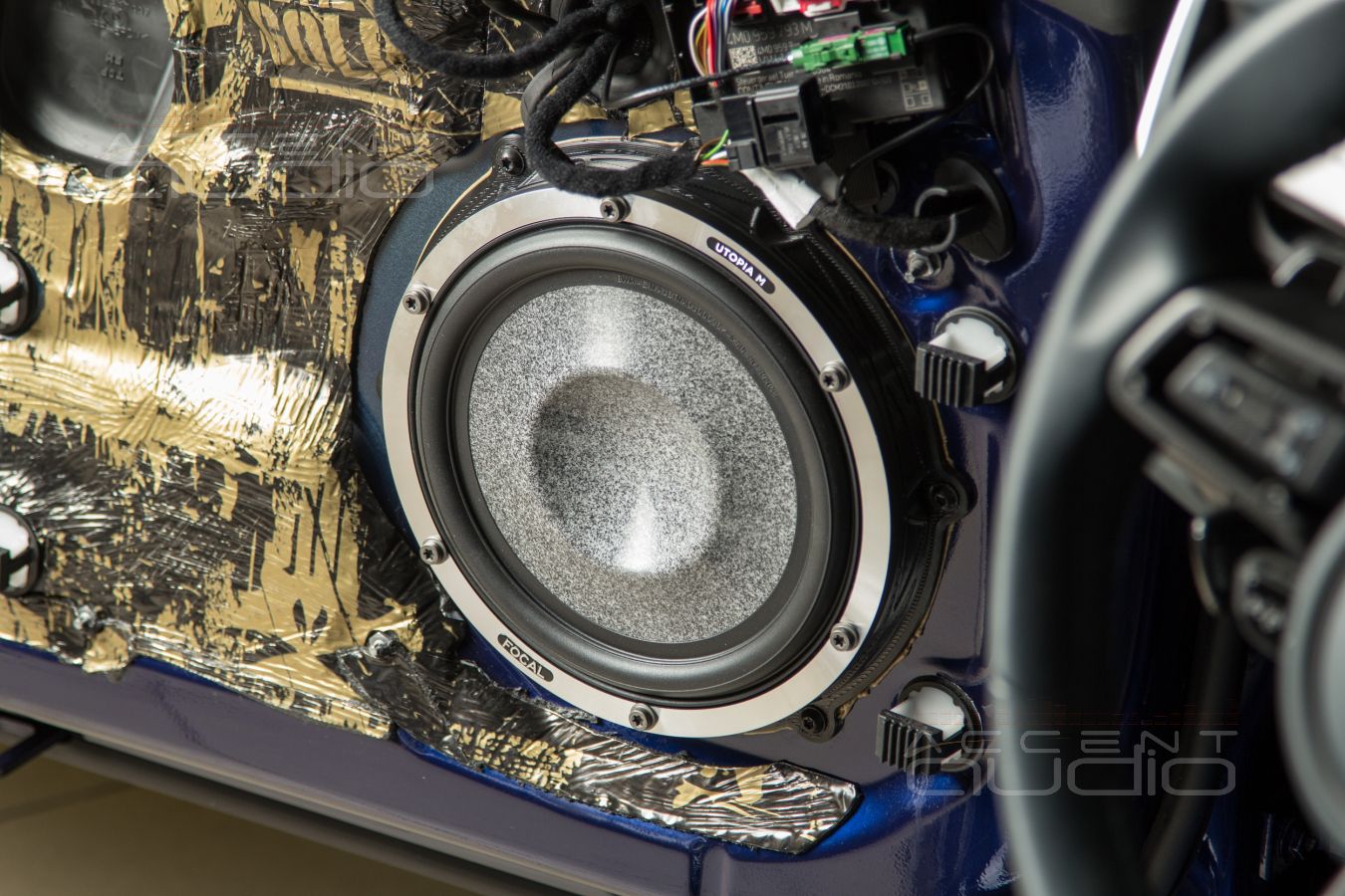 Аудиофильские миды Focal 8WM Woofer Utopia Be M в дверях Porsche Carrera 911 S