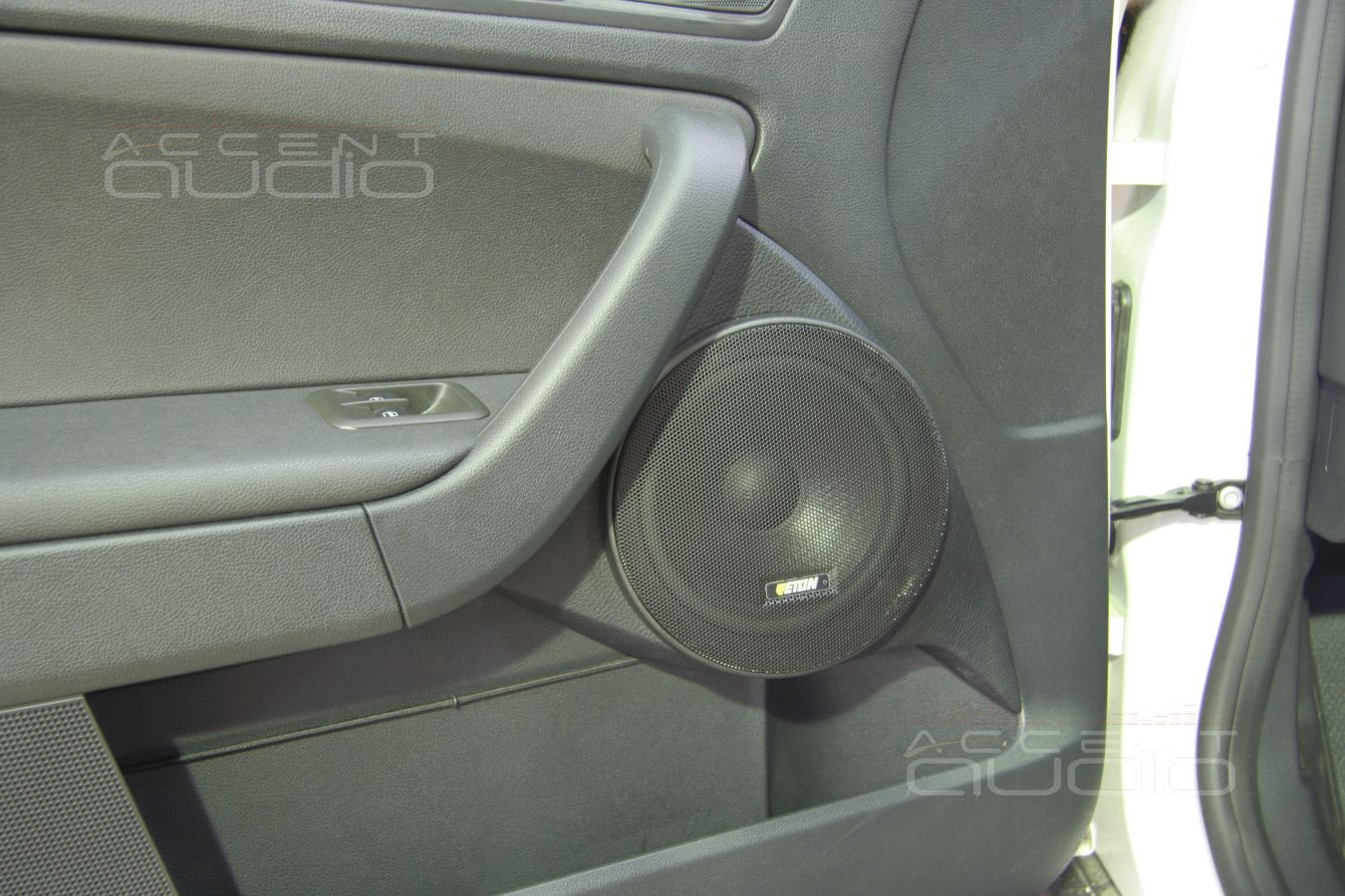 Установка мидбасов в Skoda Yeti 