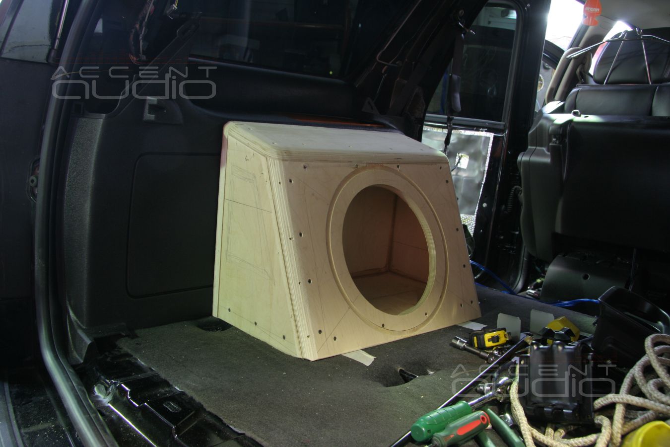 Съемный сабвуфер-стелс Boston в Chevrolet Tahoe