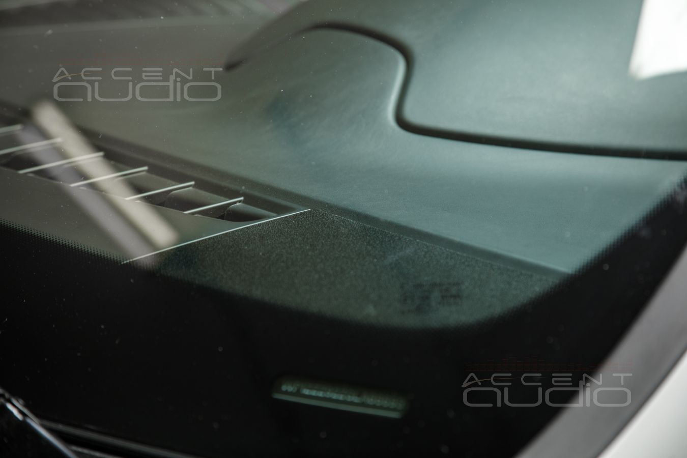 Сложное решение важной задачи: установка среднечастотных динамиков Brax в Porsche Cayenne