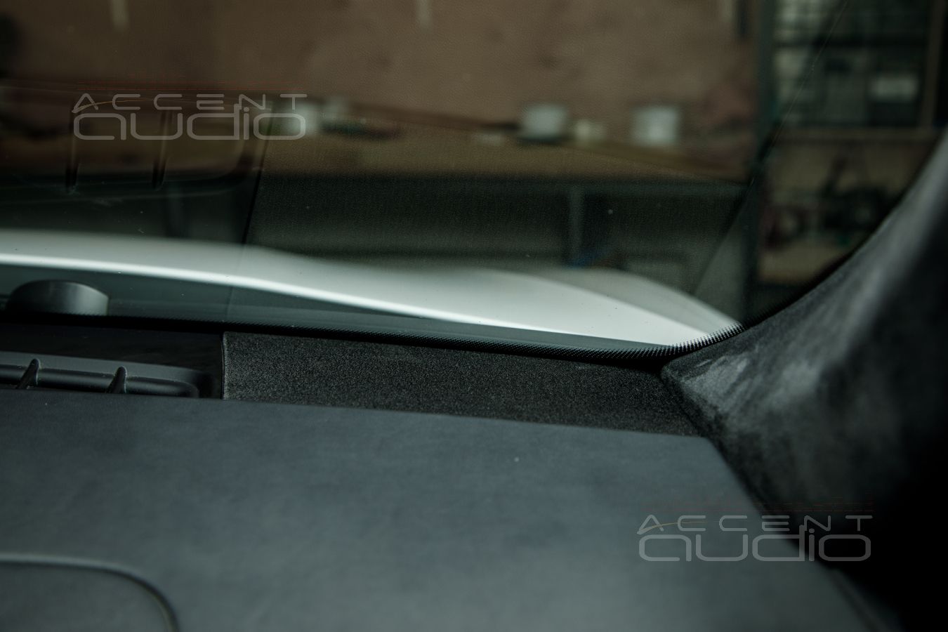 Сложное решение важной задачи: установка среднечастотных динамиков Brax в Porsche Cayenne