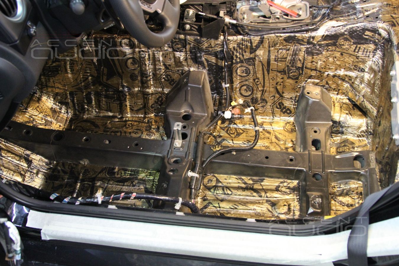 Шумоизоляция пола и багажного отсека Nissan GT-R в 2 слоя