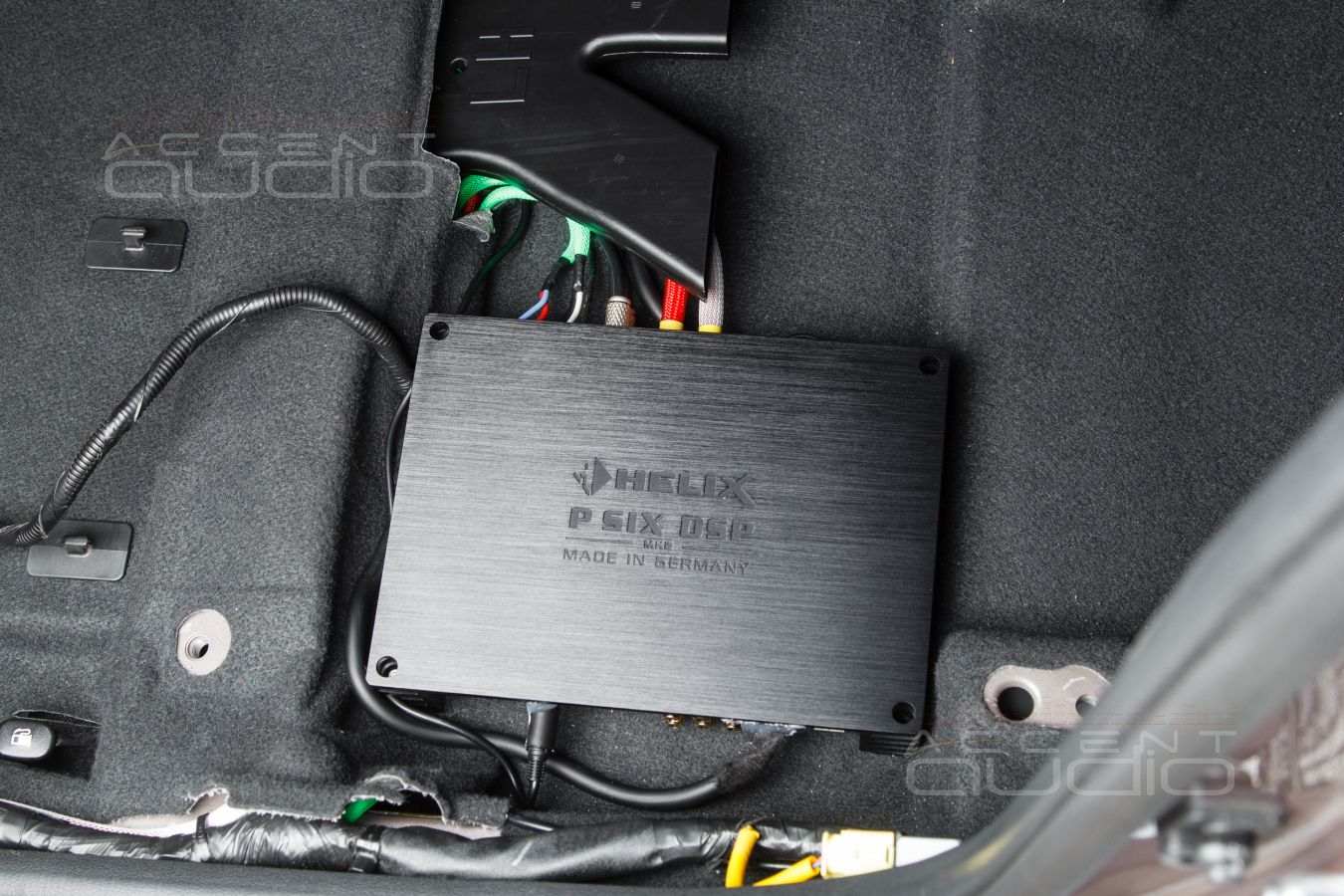 Установка усилителей Helix и Challenger в Kia Rio X